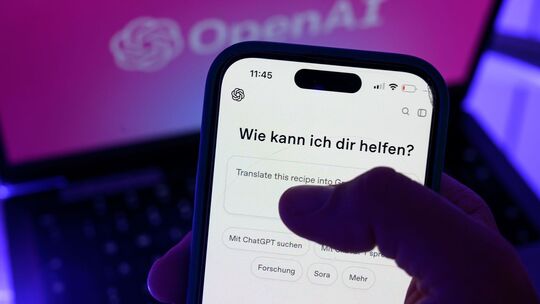 Smartphone mit KI-Chatbot ChatGPT