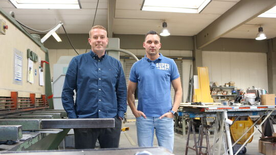 Felix Kehl und Mark Krismer (rechts) haben vor einem Jahr die insolvente Bad Sobernheimer Metallbaufirma Lenhart übernommen, und