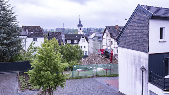 Vom Schinderhannesturm aus soll eine Verbindung hinunter zur Oberstraße geschaffen werden. Jenseits des Bauzauns sind nach den A