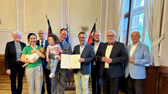 Gruppenbild mit Verdienstmedaillen-Träger und Familie. Neben Michael Nassauer, Ehefrau Aisha und den beiden Kindern sind das (v.