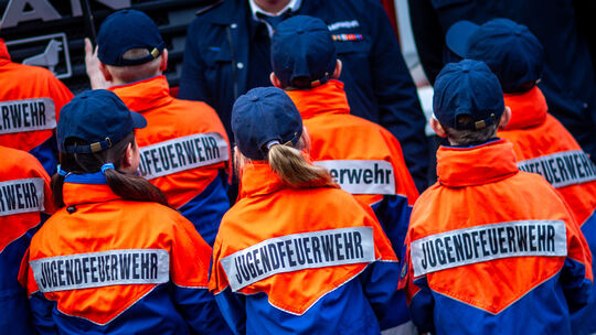 Symbolbild: In eine Jugendfeuerwehr dürfen Mädchen und Jungen ab 10 Jahren eintreten. Sie werden dort aktiv auf den Feuerwehrdie