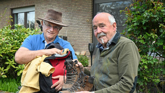 Jürgen Krämer (rechts) und Jürgen Martin haben schon ihre Wanderschuhe geschnürt und den Rucksack hervorgekramt, um im September