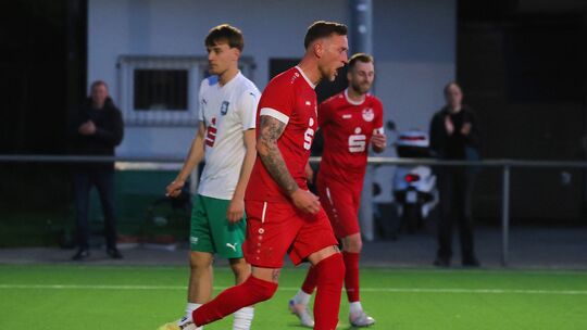 Immendorfs Robin Reichert (rotes Trikot) bejubelt das 2:0 gegen die SG Mülheim-Kärlich. Am Ende stand ein knapper, abr sicher ni