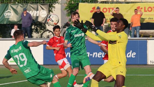 Der künftige Laubacher Louis Klappeich (Nummer 29) kam beim FV Engers schon nach 13 Minuten ins Spiel und traf gegen den 1. FC K