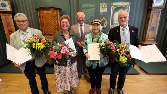 Die neuen Ehrenadel-Träger mit Landrat Achim Hallerbach.
Von links: Erwin Hoffmann, Anette Wagner, Inge Horn und Thomas Stumpf