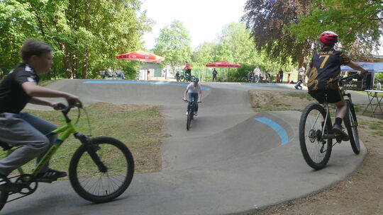 Die Sommersaison im Glan-Wave-Pumptrack am Meisenheimer Freibad Heimbachtal wurde vom Förderverein Pumptrack Meisenheim mit eine
