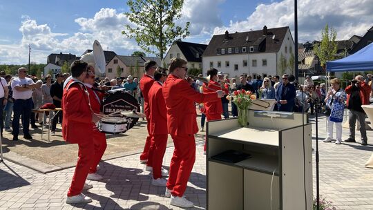 Zahlreiche Menschen waren am Samstag zur Eröffnung des Talweiherplatzes in Birkenfeld erschienen.