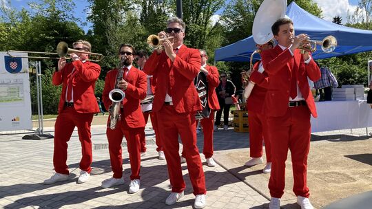 Die Brassband Brass2Go sorgte für den feierlichen Rahmen bei der Eröffnung des Talweiherplatzes in Birkenfeld.