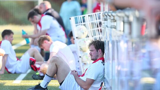 Enttäuschung pur bei Jonah Arnolds (vorne) und seinen Sportfreunden Eisbachtal. Diese verloren das wichtige Heimspiel gegen Rot-