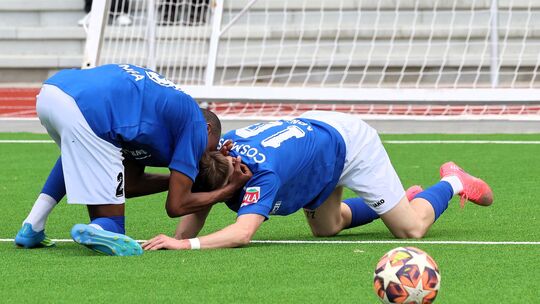 Cosmos Koblenz um Kelvin Lunga (links) und Dennis Arnst darf nach dem 2:0 in Ludwigshafen den Klassenerhalt feiern.