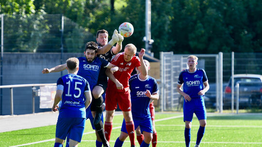 Die SG Hundsangen (in Rot, hier mit Niklas Löw im Kopfballduell mit Vangeli Kamtsikis) konnte sich in der Offensive nicht gegen