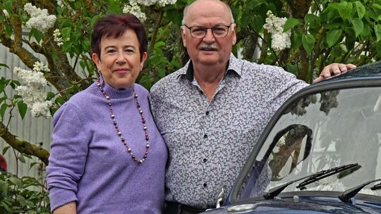 Mit ihrem VW-Käfer werden Gisela und Roland Heß anlässlich ihrer Goldenen Hochzeit einen Ausflug machen.
