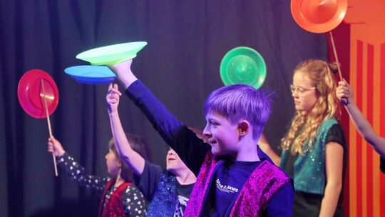Für die Jonglage-Übungen braucht es eine ruhige Hand. Die Kinder haben bewiesen, dass sie es können.
