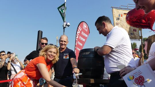 Neben dem Weinfassanstich, hier 2025 durch Bundestagspräsidentin Julia Klöckner, Oberbürgermeister Emanuel Letz (rechts) und Jah