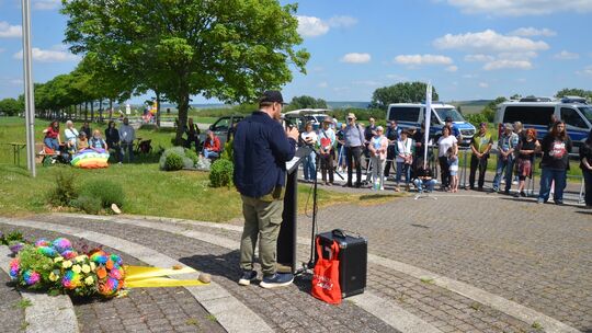 Gianluca Giongo am Rednerpult am Feld des Jammers. Er ist Jugendreferent der Kirche und Koordinator des Bündnisses "Kreuznach fü
