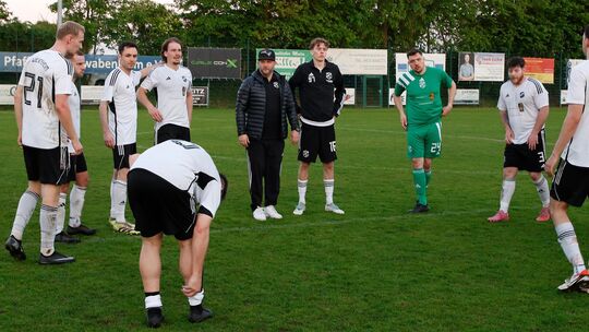 Enttäuscht ob des verpassten Meisterstücks fanden sich die Spieler der SG Weinsheim und Trainer Andy Baumgartner nach der Partie