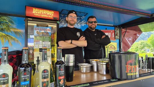 Sven und Dimitri bereiten sich auf die Party am Abend vor, die am Cocktailstand erfahrungsgemäß etwa später anfängt, aber dafür Sven und Dimitri bereiten sich auf die Party am Abend vor, die am Cocktailstand erfahrungsgemäß etwa später anfängt, aber dafür