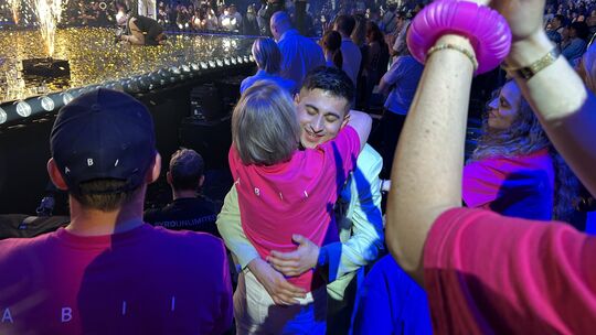 Abiis Pflegemutter Astrid Feith schließt ihn in die Arme. Der Koblenzer schafft es auf den fünften Platz von DSDS. Im Hintergrun