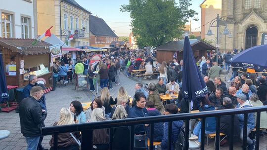Volle Plätze und beste Stimmung: Der Kirchplatz war zum Auftakt des Birkenfelder Weinfests bestens besucht.