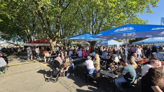 Bei bestem Frühlingswetter genossen zahlreiche Besucher die Bierbörse am Andernacher Rheinufer.