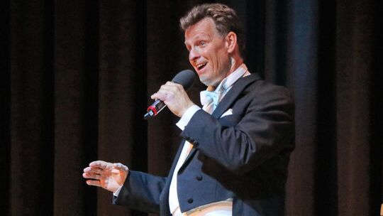 Der Tenor Johannes Kalpers, der auf 50 Jahre Bühnenpräsenz zurückblicken kann, genoss am Samstagabend in der Stadthalle von Rans