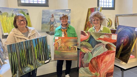 Brigitte Meier (von links), Annegret Röhrig und Bianca Kollig zeigen ihre Werke im Kardener Stiftsmuseum.