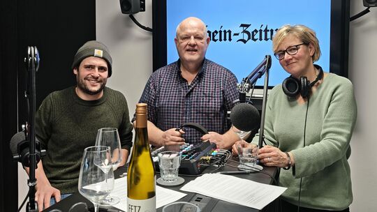 Kristine Bäder und René Harth haben in Folge zwei von "Kork & Schrauber", dem Weinpodcast der Rhein-Zeitung, Christian Muders (l Kristine Bäder und René Harth haben in Folge zwei von "Kork & Schrauber", dem Weinpodcast der Rhein-Zeitung, Christian Muders (l