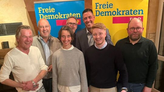 Wollen die Kreis-FDP wieder auf Kurs bringen: (vorn von links) Herbert Peschman, Tanja Mifka, Keanu Dick, Andreas Schmadel, (hin Wollen die Kreis-FDP wieder auf Kurs bringen: (vorn von links) Herbert Peschman, Tanja Mifka, Keanu Dick, Andreas Schmadel, (hin