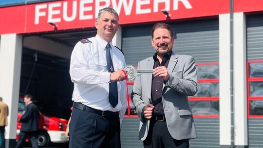 Freuen sich, dass das neue Feuerwehrgerätehaus fertig ist: Wehrführer der Feuerwehr Emmelshausen Daniel Dötsch (links) und VG-Bü