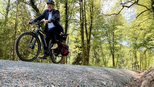 Für geübte Radler wie Bürgermeister Matthias Schmidt (CDU) stellt die Krümmung des sanierten Wegs im Elzer Wald kein Problem dar