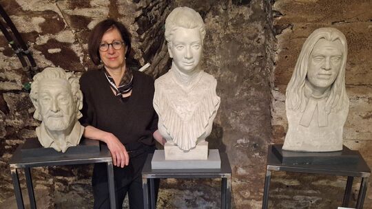 Gabriele Köbler im Kreise ihrer Büsten. Sie ist eine von elf Künstlerinnen und Künstlern, die bei den Kunsttagen in Winningen au