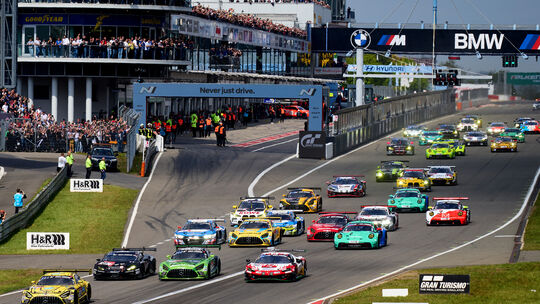 Das 24-Stunden-Rennen auf dem Nürburgring findet traditionell am langen Vatertagswochenende statt.