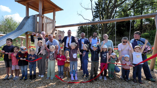 Eröffnung durch den Bürgermeister, Helfer, Ehrengäste und Kinder. Eröffnung durch den Bürgermeister, Helfer, Ehrengäste und Kinder.