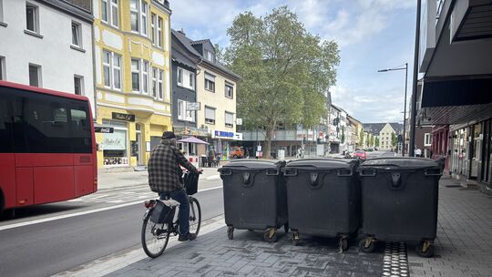 Mit viel Geschick schafft es der Radfahrer, an den Containern vorbeizufahren. Für Gegenverkehr ist definitiv kein Platz.