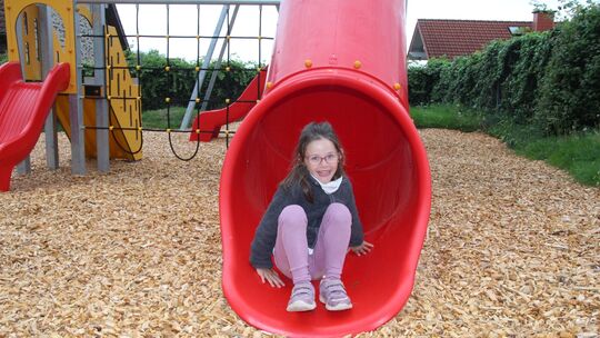Feline zeigt sich begeistert von dem neuen Spielplatz in Orsberg. Feline zeigt sich begeistert von dem neuen Spielplatz in Orsberg.