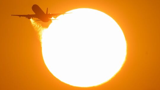 Flugzeug bei Sonnenuntergang Flugzeug bei Sonnenuntergang