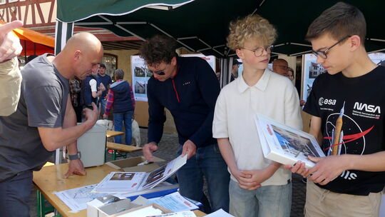 Am Info-Stand waren unter anderen Boris und Henry Dämgen sowie Niklas Braese im Einsatz.