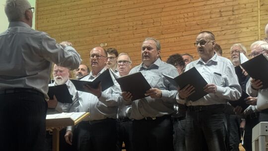 Die Sänger des gastgebenden Vereins, dem MGV "Liederkranz" Kirchen waren mit Begeisterung dabei