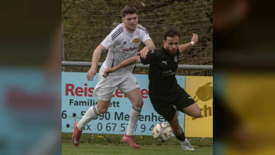 Torschütze der SG Meisenheim: Nico Praß (weißes Trikot) erzielte das 2:0 in Bundenthal.