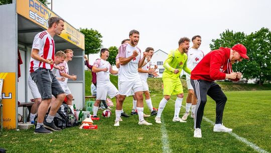 Der Moment des Abpfiffs: Trainer David Angsten (rechts) und seine Mannen vom SV Strimmig schreien ihre Freude nach dem 2:0-Heims