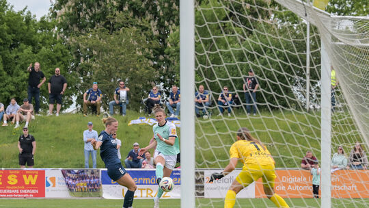 Andernachs Stürmerin Carolin Schraa (im hellblauen Trikot), hier im Duell mit der Sander Torschützin Milena Fischer, scheierte b