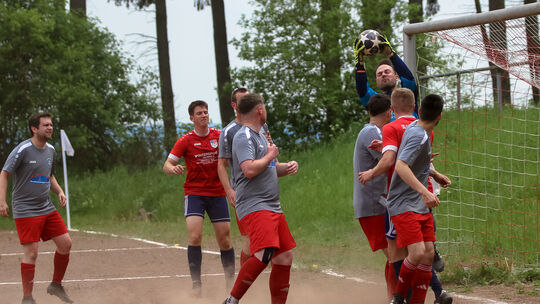 Torraumszenen waren Mangelware beim 0:0 zwischen der SG Illerich/Landkern (rote Trikots) und der SG Hocheifel Adenau. Aufsteiger