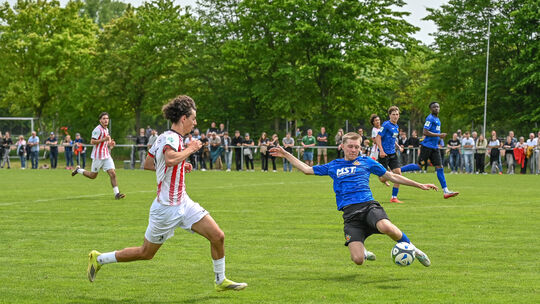 Eine tolle Kulisse bot sich der U17 der TuS Koblenz (blaue Trikots) beim letzten Heimspiel in der DFB-Nachwuchsliga. Am Ende sta