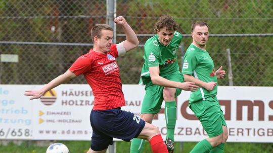 Oberzissens Valentin Bürger (hier in der Mitte in der Partie gegen Mörschbach) kam im Heimspiel gegen den TuS Ahbach in der zwei