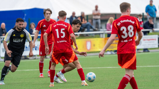 Die SG St. Katharinen/Vettelschoß um ihren Torjäger Sebastian Riebartsch (Nummer 15) legte gegen die SG Ahrbach einen starken Au