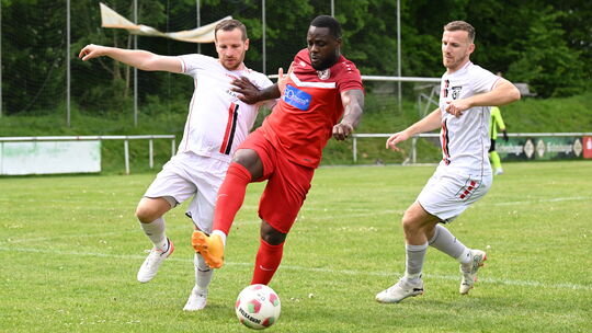 Yannik Tsannang (in Rot) und seine SG Lautzert-Oberdreis/Berod-Wahlrod gewannen ihr Heimspiel gegen Leutrim Husaj (links), Izet