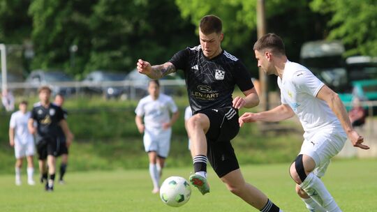Aktivposten des SV Winterbach: Elias Pfenning (schwarzes Trikot) bereitete das 1:1 vor und hatte in der Schlussphase mehrfach di