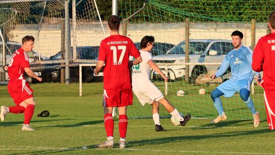 Das 1:0 für die DJK Kruft/Kretz gegen die SG Niederzissen/Wehr: Krufts Philipp Weis (in Weiß) lässt Niederzissens Torhüter Lukas