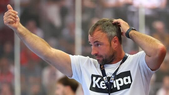 Trainer Ceven Klatt und der TuS Ferndorf mussten gegen die HSG Nordhorn-Lingen eine Niederlage hinnehmen. Trainer Ceven Klatt und der TuS Ferndorf mussten gegen die HSG Nordhorn-Lingen eine Niederlage hinnehmen.