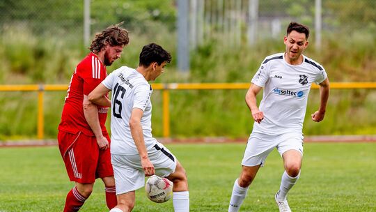 Erik Dietel (links, in Weiß, rechts Lukas Kriewel) brachte Viertäler Oberwesel früh mit seinem ersten Bezirksliga-Tor in Front.